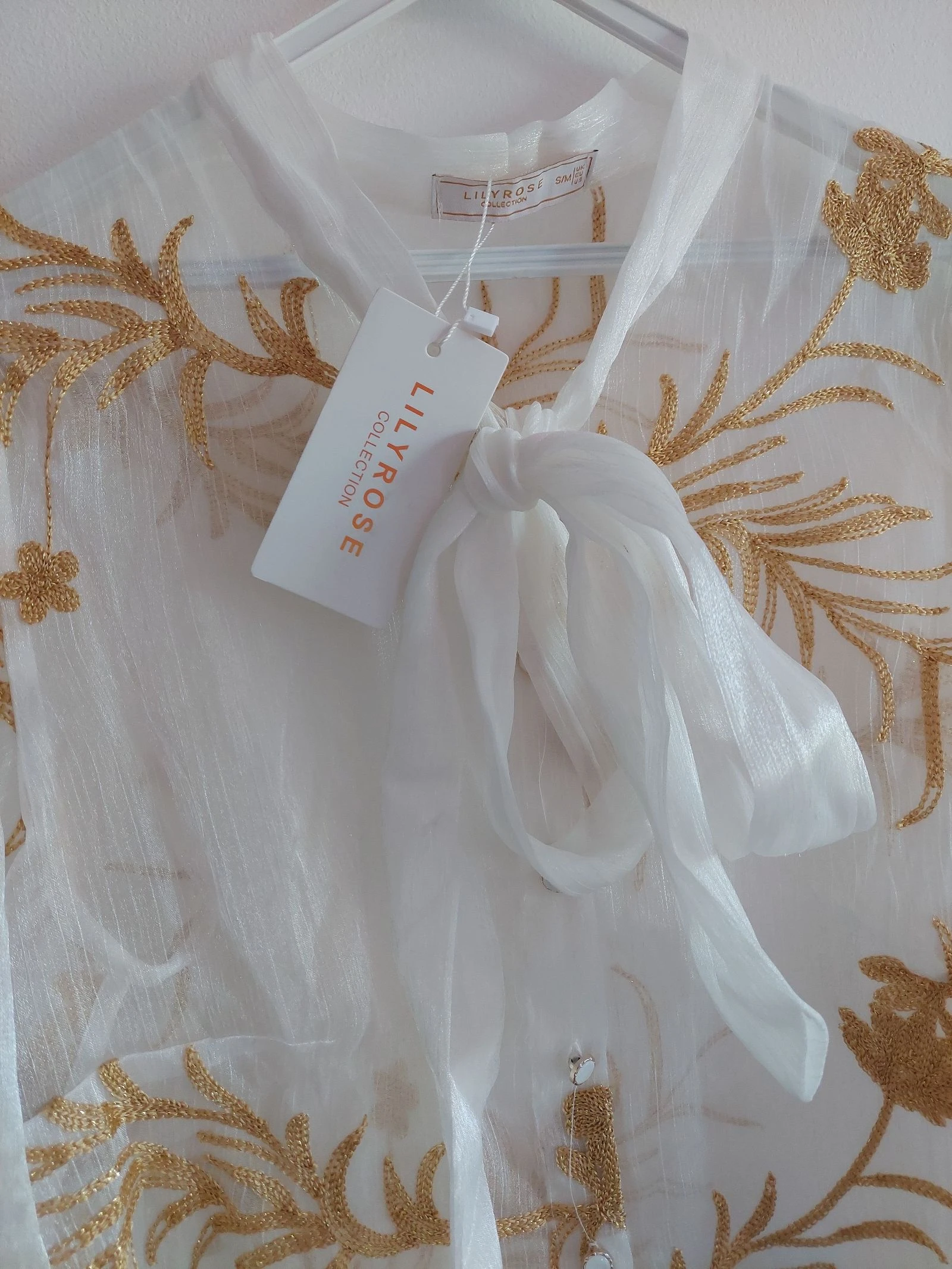 Deslumbrante Blusa Lily Rose Branca e Dourada com Pérolas – photo 5